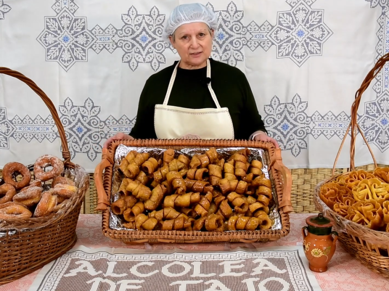 Los canutos, rosquillas y floretas son unos dulces tradicionales típicos de Alcolea de Tajo (Toledo), elaborados para fiestas populares, bautizos, celebraciones tradicionales, etc. Se realizan de forma artesanal siguiendo una tradición muy arraigada en la población, con una técnica especial en la masa, siendo las delicadas manos de las mujeres las que les proporcionan su particular gusto y textura. Canutos, rosquillas y floretas - Alcolea de Tajo